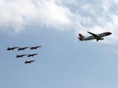 Air Airbus A320-214 Edelweiss Air HB-IJV mit Patrouille Suisse